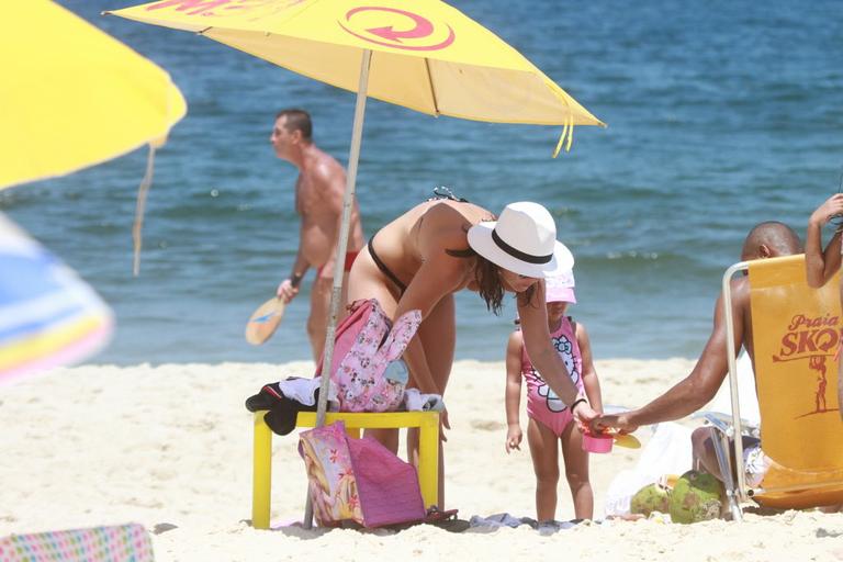 Samara Felippo se diverte com o marido Leandrinho e a filha Alicia na praia