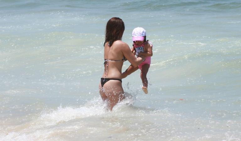 Samara Felippo brinca com a filha Alicia na praia da Reserva