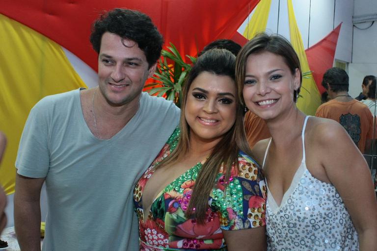 Marcelo Serrado e Milena Toscano posam com Preta Gil