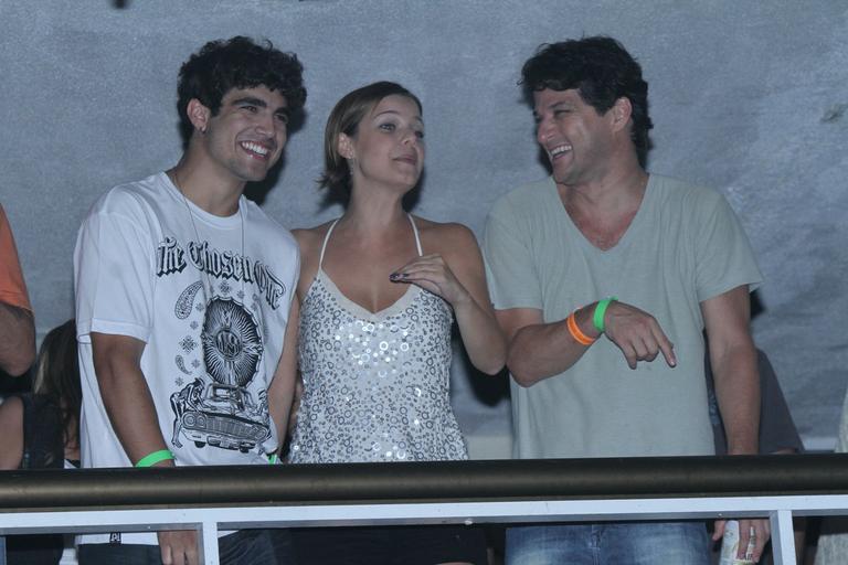 Caio Castro Milena Toscano e Marcelo Serrado se esbaldam na festa de Preta Gil