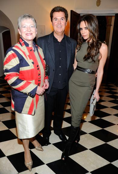 A consulesa britânica Barbara Hay, o produtor Simon Fuller e Victoria Beckham 