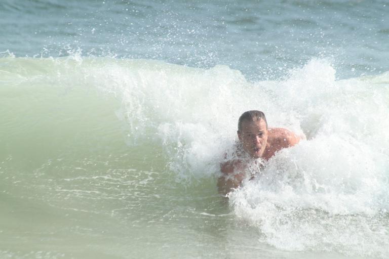 Marcello Novaes pega 'jacaré' em praia na Barra da Tijuca, Rio de Janeiro
