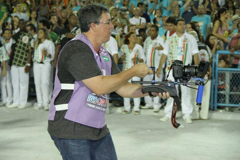 Boninho filma sua esposa Ana Furtado à frente da bateria da Grande Rio