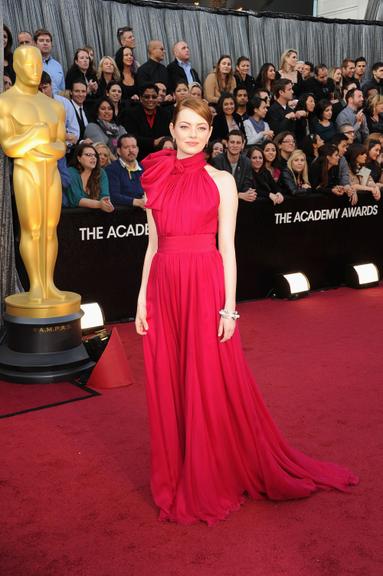Emma Stone no red carpet do Oscar com look Giambattista Valli 