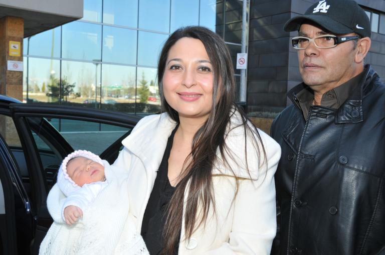 Eduardo Cruz e Carmen Moreno deixam a maternidade, em Madri, com a filha recém-nascida 
