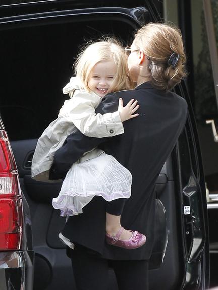 Knox e Vivienne passeiam com Angelina Jolie