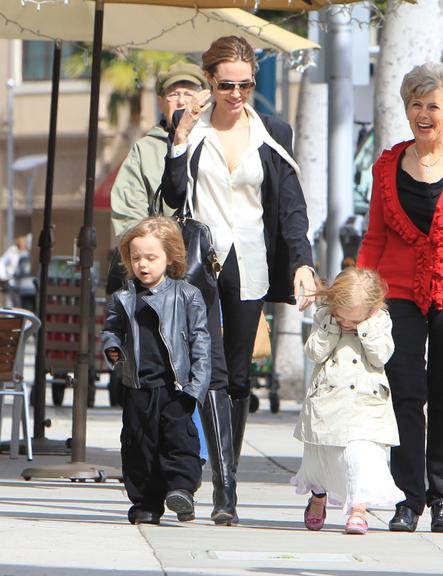 Knox e Vivienne passeiam com Angelina Jolie