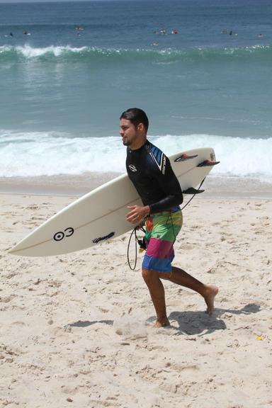 Cauã Reymond em dia de surfe na praia