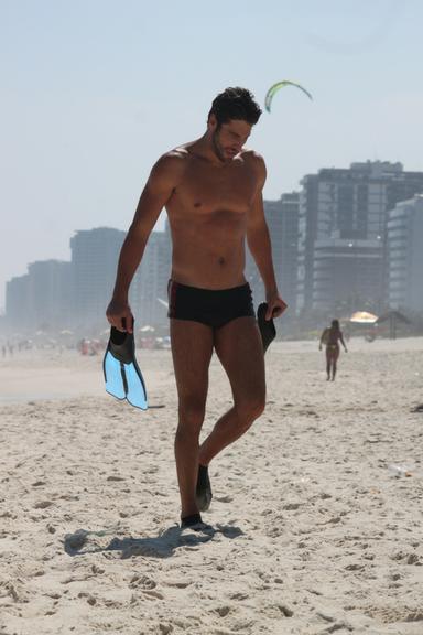 Após 'pegar jacaré', ator Victor Pecoraro deixa a praia da Barra da Tijuca