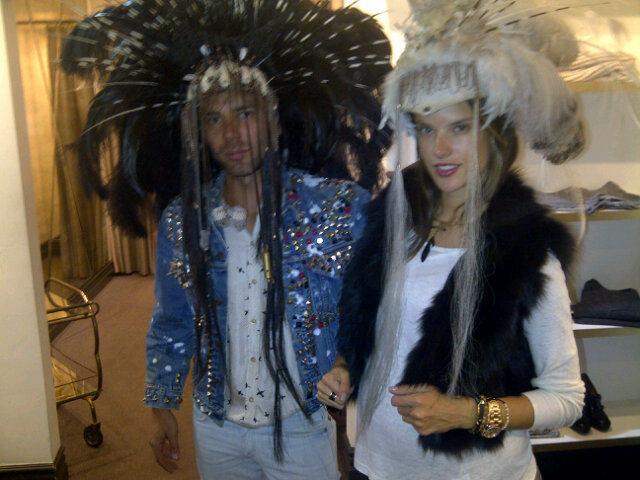 Matheus Mazzafera e Alessandra Ambrosio vestidos de índios