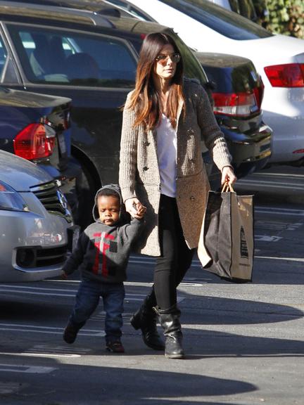 Louis, filho de Sandra Bullock, faz cara de bravinho ao ser levado para a escola em Los Angeles