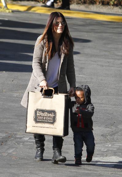 Louis, filho de Sandra Bullock, faz cara de bravinho ao ser levado para a escola em Los Angeles
