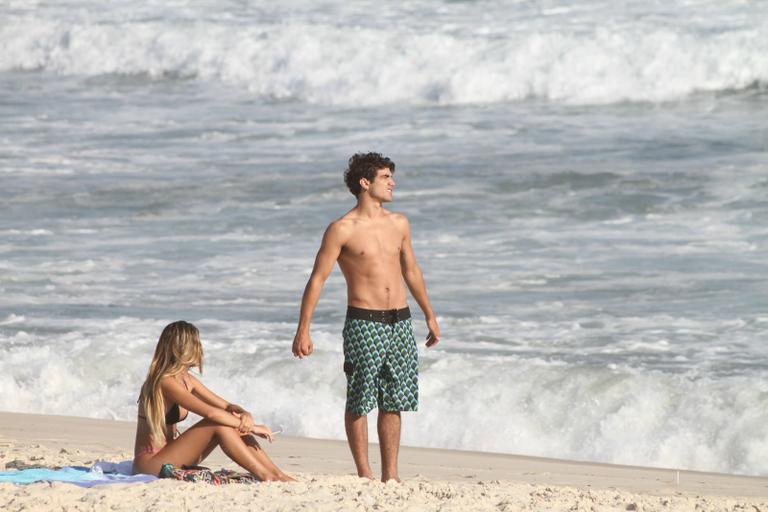 Caio Castro curte praia com loira na Barra da Tijuca, no Rio de Janeiro