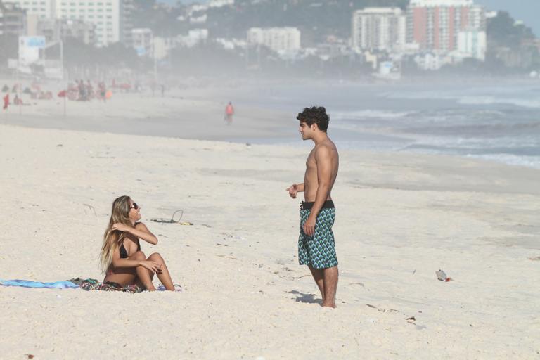 Caio Castro curte praia com loira na Barra da Tijuca, no Rio de Janeiro