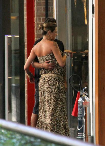 Gravidíssima, Luana Piovani passeia com o marido Pedro Scooby em shopping no Rio de Janeiro