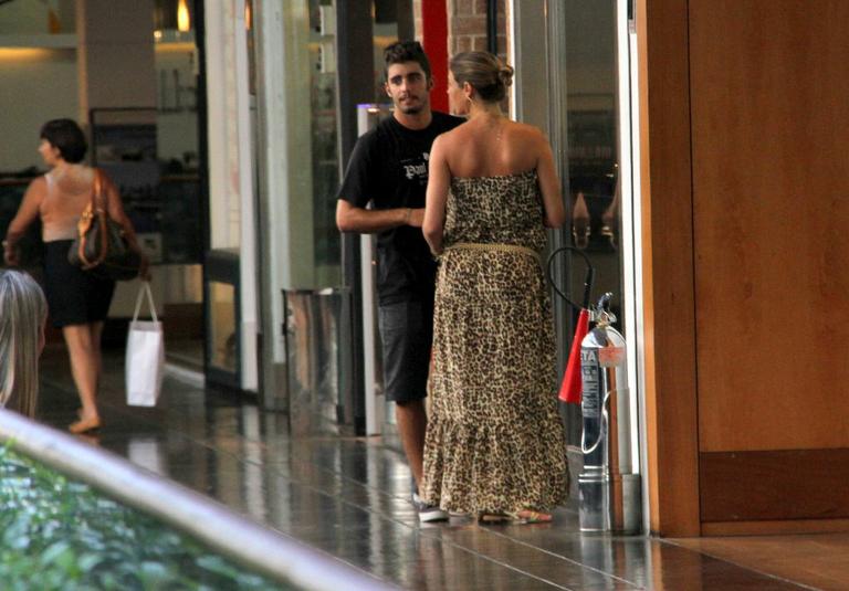 Gravidíssima, Luana Piovani passeia com o marido Pedro Scooby em shopping no Rio de Janeiro