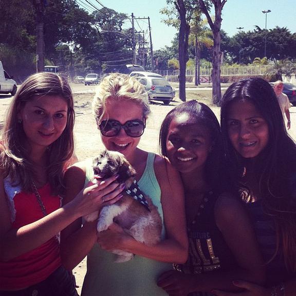 Lua Blanco com suas fãs Bruna, Jenny e Pri e seu pet Freddie