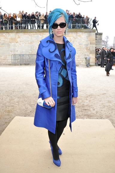 Katy Perry vai de azul para a Semana de Moda de Paris
