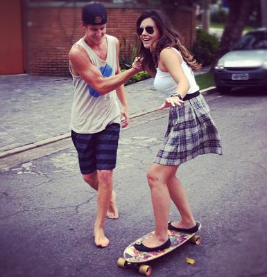 Giovanna Lancellotti aprende a andar de skate com ajuda de amigo
