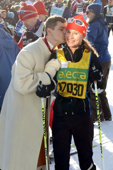 Pippa Middleton ganhou até um beijo do esquiador Erik Smedhs