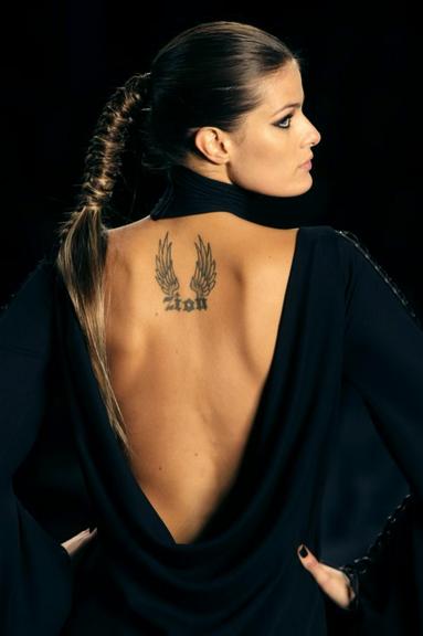 Isabeli Fontana tatuou o nome do filho Zion nas costas