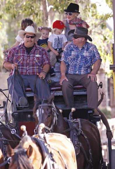 Gwen Stefani anda de carroça com filhos, Kingston e Zuma, em parque da Califórnia