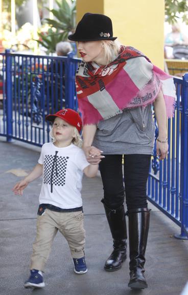 Gwen Stefani leva filhos a parque de diversão da Califórnia
