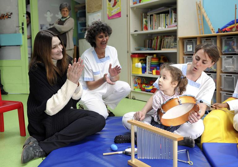 Carla Bruni visita centro de reeducação motora para crianças com deficiência
