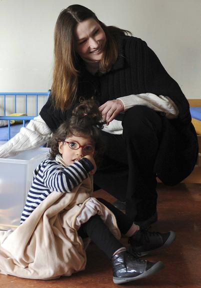 Carla Bruni visita centro de reeducação motora para crianças com deficiência