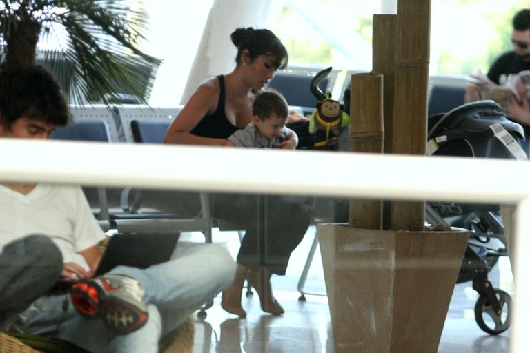 Daniele Suzuki improvisa ao precisar trocar fralda do pequeno Kauai no aeroporto Santos Dummont