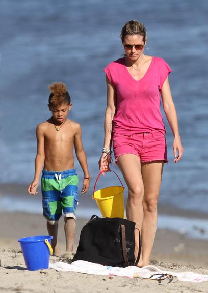 Heidi Klum curte praia californiana na companhia dos filhos