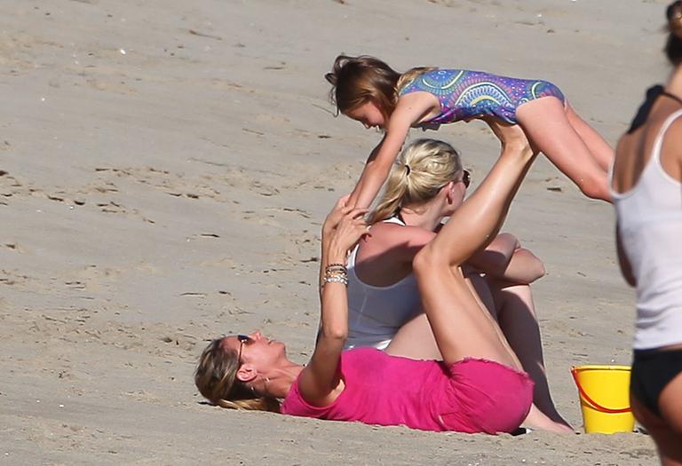 Heidi Klum curte praia californiana na companhia dos filhos