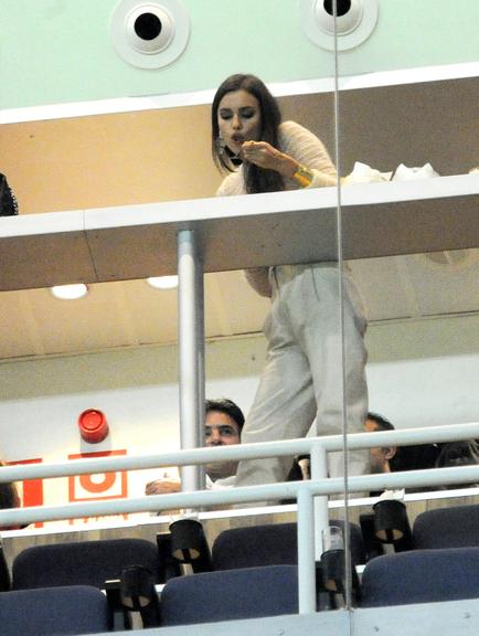 Irina Shayk assiste ao jogo do Real Madrid