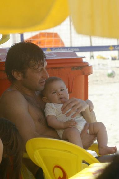 Ex-jogador de futebol Leonardo mima o filho em Ipanema