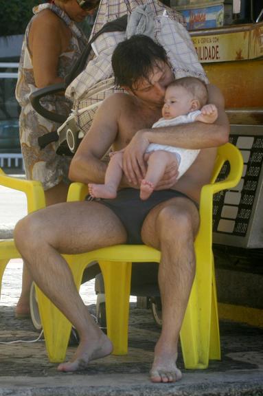 Ex-jogador de futebol Leonardo mima o filho em Ipanema