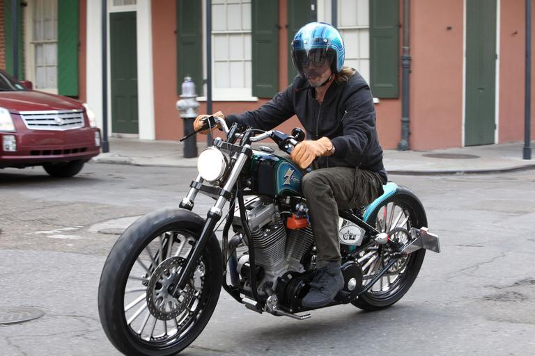 Enquanto os filhos passeavam com o cão da família, Brad Pitt andava com sua moto