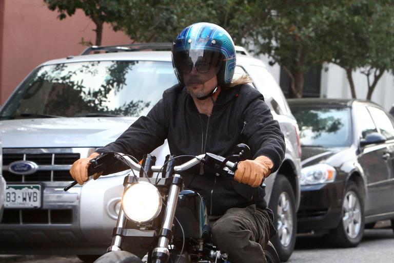 Enquanto os filhos passeavam com o cão da família, Brad Pitt andava com sua moto