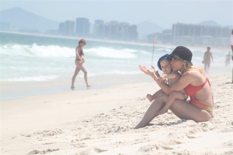 Danielle Winits brinca com seu caçula Guy em praia carioca