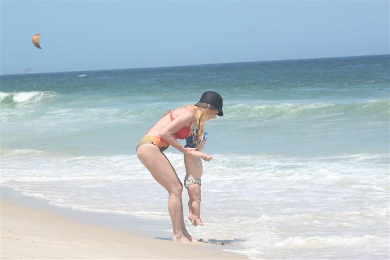 Danielle Winits brinca com seu caçula Guy em praia carioca