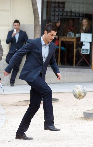 Cristiano Ronaldo grava comercial em rua de Madri, na Espanha