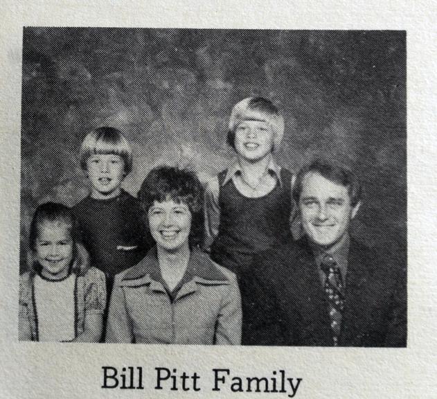 Retrato em família: Brad Pitt posa com os irmãos Doug e Julie, ao lado dos pais Bill and Jane
