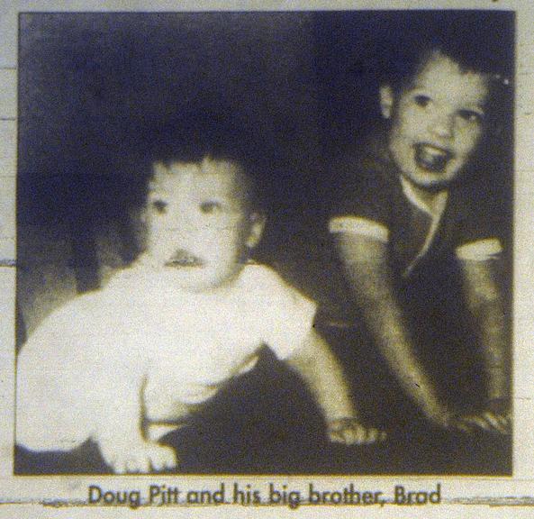 Brad Pitt ainda bebê, ao lado de seu irmão Doug