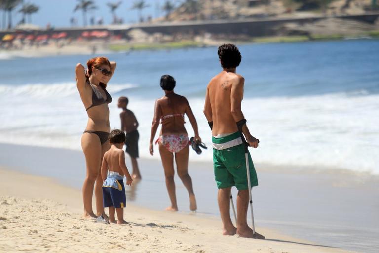 Mariah Rocha curte família na praia de Ipanema