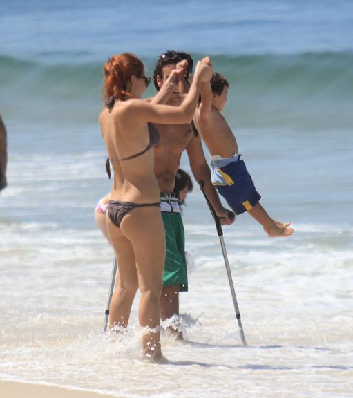 Mariah Rocha curte família na praia de Ipanema
