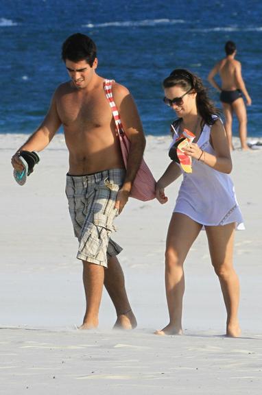Bianca Bin e o namorado, Pedro Brandão, em praia no Rio de Janeiro