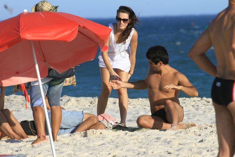 Bianca Bin e o namorado, Pedro Brandão, em praia no Rio de Janeiro