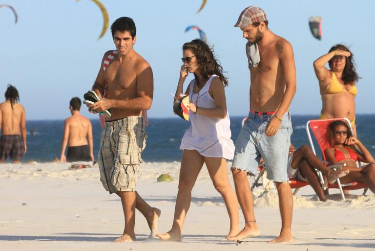 Bianca Bin, o namorado, Pedro Brandão, e amigo em praia no Rio de Janeiro