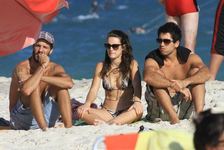 Bianca Bin, o namorado, Pedro Brandão, e amigo em praia no Rio de Janeiro