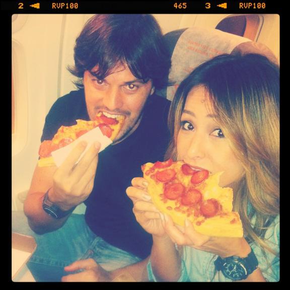 Sabrina Sato come pizza com o namorado Fabio Faria