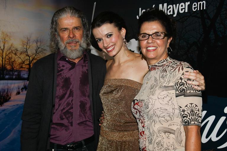 Família: reuida José Mayer com a esposa Vera e a filha do casal, Julia Fajardo